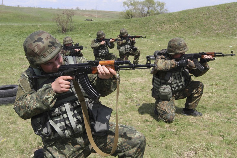 epa04726898 Special police unit in action during a training session on the shooting range in eastern city of Mariupol, Ukraine, 30 April 2015. The conflict between pro-Russian separatists and government troops in eastern Ukraine can break out again at any moment, Ukrainian President Petro Poroshenko warned 28 April 2015.  EPA/IRINA GORBASYOVA
