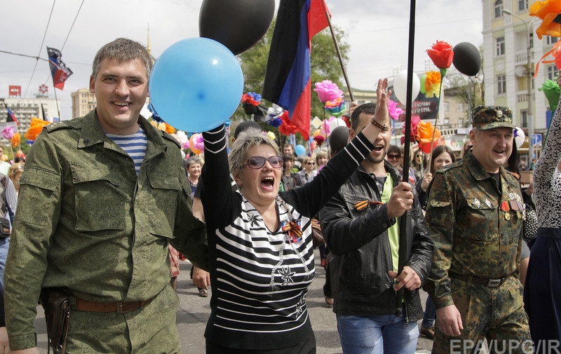 epa04743028 Local citizens cheer during their march marking the first anniversary of the referendum in downtown Donetsk, Ukraine, 11 May 2015. A disputed secession referendum was held on 11 May 2014 in the eastern Ukraine, which led to the self-proclamation of Donetsk People's Republic (DNR or DPR).  EPA/ALEXANDER ERMOCHENKO