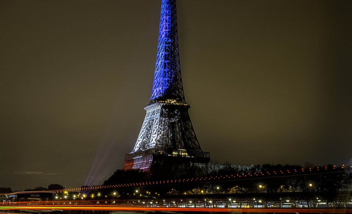 22:59 Эйфелеву башню открыли подстветив цветами французского флага