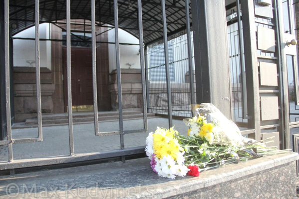 К посольству РФ в Белграде продолжают нести цветы