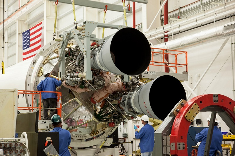 Установка новых двигателей на первую ступень ракеты-носителя «Антарес»