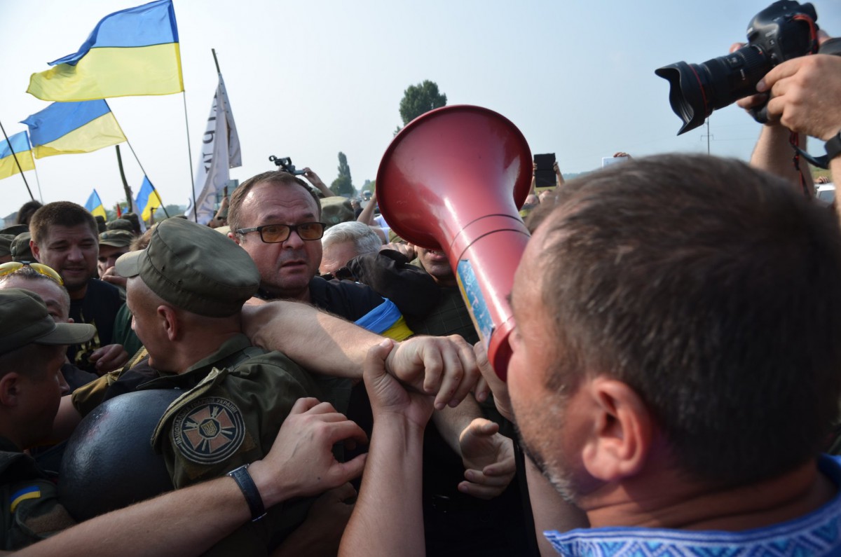 В Борисполе участников «крестного хода» пытались забросать яйцами