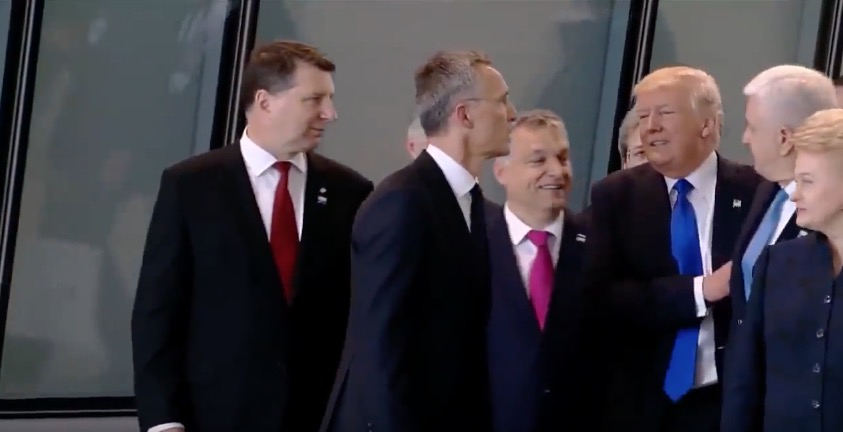 Трамп грубо отодвинул вставшего перед ним премьера Черногории
