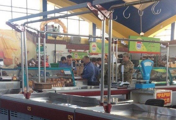 На рынке в Керчи люди в форме изъяли у продавцов украинские продукты