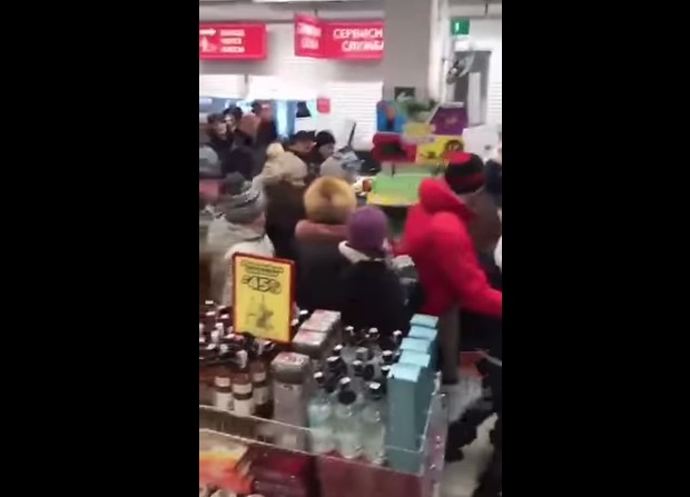 Россияне устроили в супермаркете битву за акционные кружки