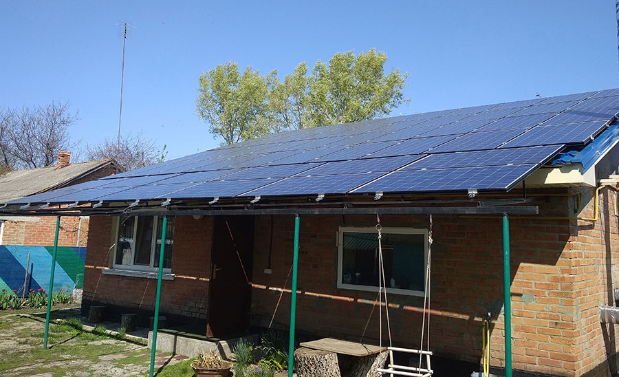 Полтавчанин оборудовал солнечную электростанцию на крыше дома. Она приносит 12 тыс грн в месяц