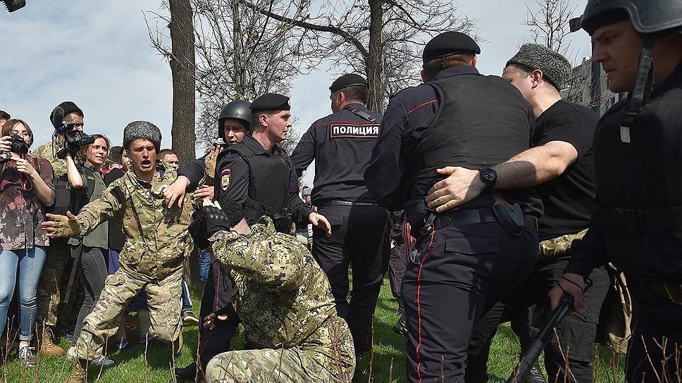 35 казаков выпороли нагайками за избиение на акции «Он нам не царь» в Москве