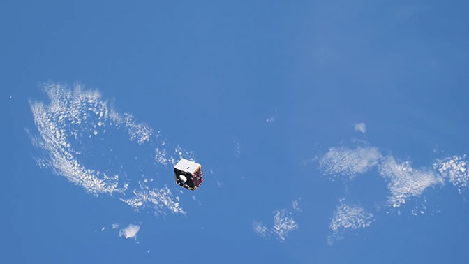 Космонавт с МКС снял пролетающий мимо НЛО