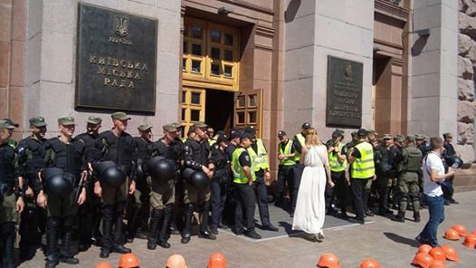 Кличко закрыл рукой рот активистке, которая выступает за создание музея на Почтовой площади