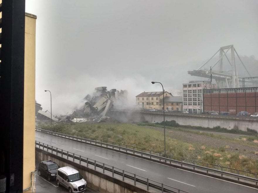 В Генуе рухнул автомобильный мост. Много погибших 3