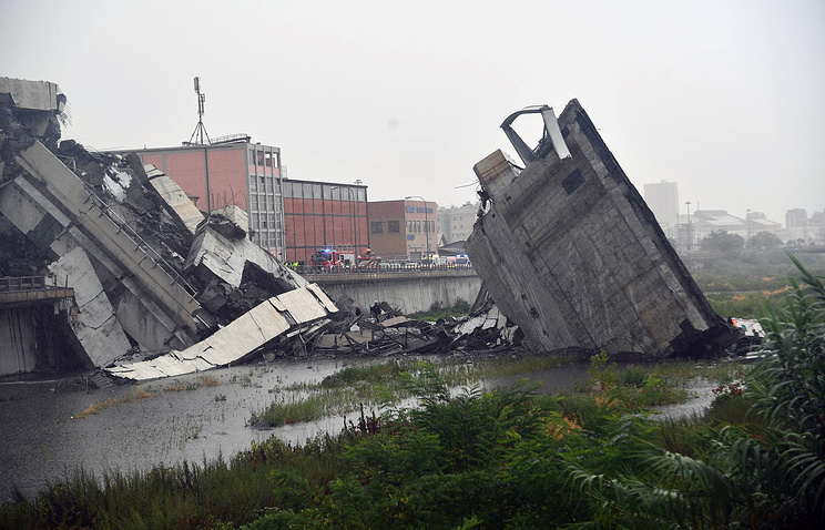 В Генуе рухнул автомобильный мост. Много погибших 1