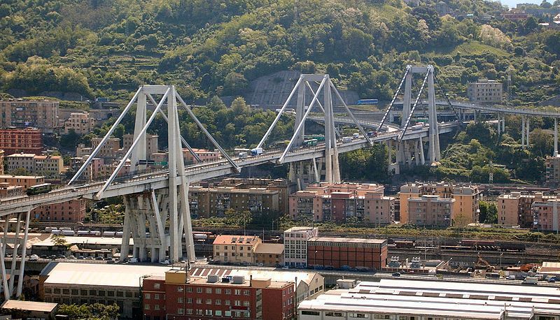 В Генуе рухнул автомобильный мост. Много погибших 5