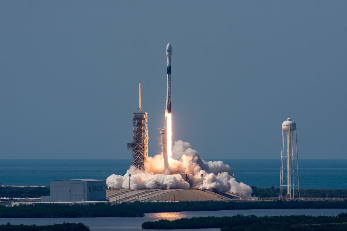 SpaceX продала билет своему первому частному пассажиру